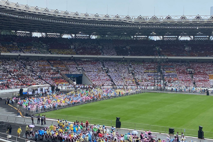 Seorang umat dari Bogor mengatakan, sudah berangkat sejak pukul 06.00 pagi. “Kami ke Parung naik bus dari paroki. Karena kalau naik kendaraan pribadi tidak memungkinkan,” kata umat tersebut kepada Medcom.id.