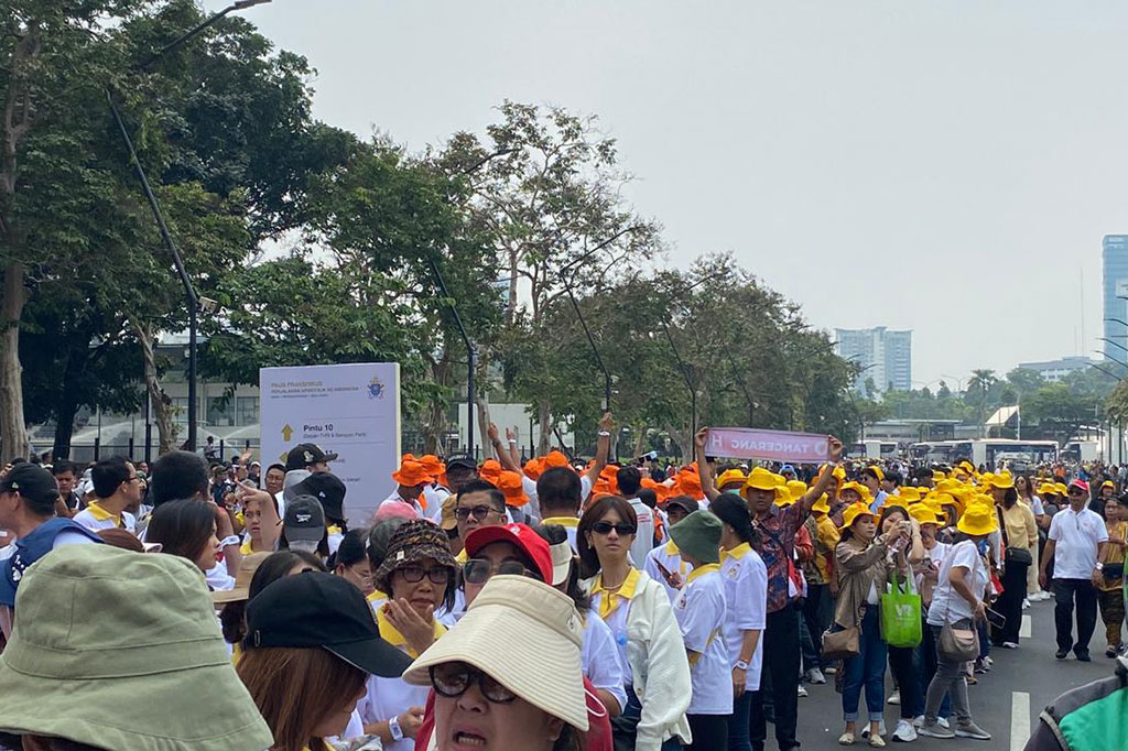 Sementara jemaat Katolik juga terus memadati kawasan luar SUGBK. Para jemaat juga menggunakan kaos beragam warna dengan foto Paus Fransiskus dengan sejumlah tulisan di baju yang mereka kenakan.