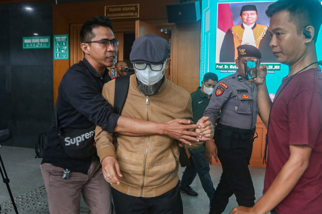 JPU meyakini Gazalba telah melanggar Pasal 12B juncto Pasal 18 Undang-Undang Nomor 31 Tahun 1999 tentang Pemberantasan Tindak Pidana Korupsi sebagaimana telah diubah dengan UU Nomor 20 Tahun 2001 dan Pasal 3 UU Nomor 8 Tahun 2010 tentang Pencegahan dan Pemberantasan Tindak Pidana Pencucian Uang jo. Pasal 55 ayat (1) ke-1 KUHP jo. Pasal 65 ayat (1) KUHP.