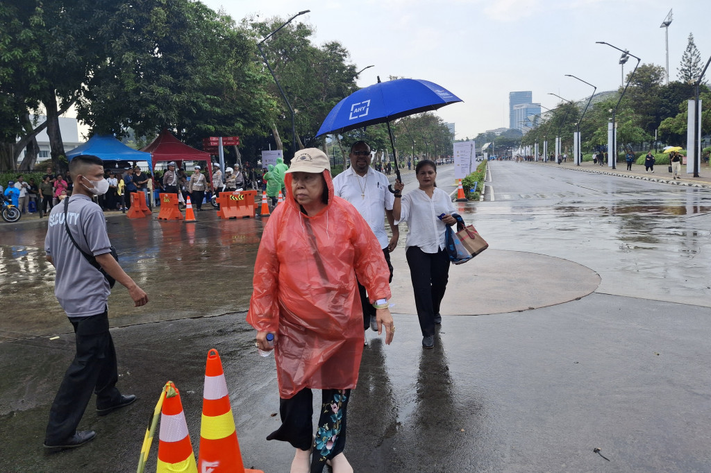 Pantaun Medcom.id, hujan mulai turun pada pukul 14.09 WIB. Spontan sejumlah Umat Katolik langsung mencari tempat menenduh.