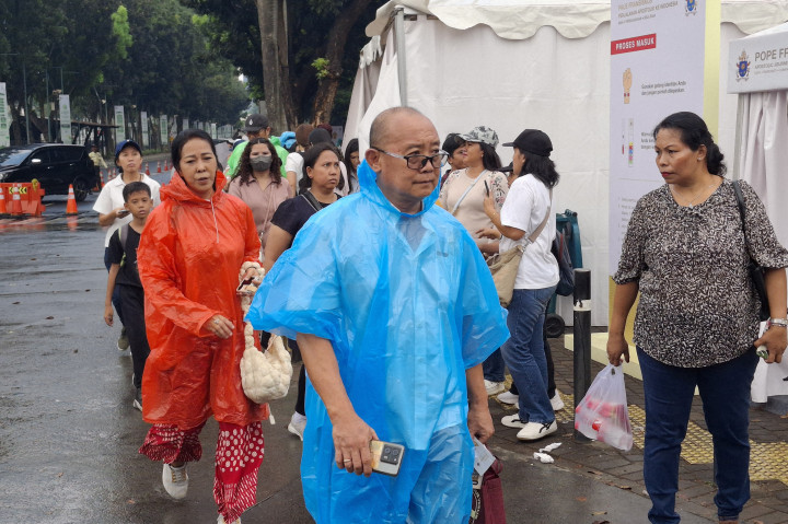 Hujan dengan intensitas sedang mengguyur kawasan Stadion Utama Gelora Bung Karno (SUGBK), Jakarta, Kamis, 5 September 2024. Hal ini tak menurunkan semangat Umat Katolik untuk menghadiri Misa Akbar bersama Pemimpin Tertinggi Gereja Katolik Sedunia Paus Fransiskus.