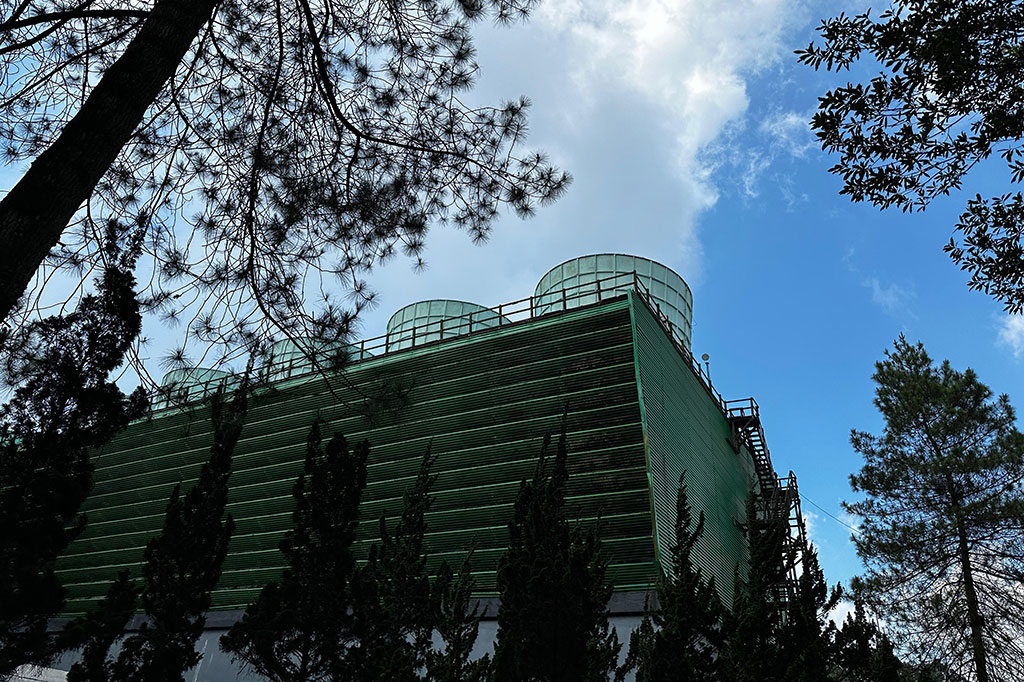 Pembangkit Listrik Tenaga Panas Bumi (PLTP) Kamojang memiliki peran besar dalam menciptakan listrik hijau di Indonesia. Bahkan, PLTP Kamojang merupakan PLTP pertama di Indonesia yang beroperasi sejak 1982.