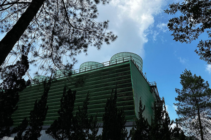 Pembangkit Listrik Tenaga Panas Bumi (PLTP) Kamojang memiliki peran besar dalam menciptakan listrik hijau di Indonesia. Bahkan, PLTP Kamojang merupakan PLTP pertama di Indonesia yang beroperasi sejak 1982.