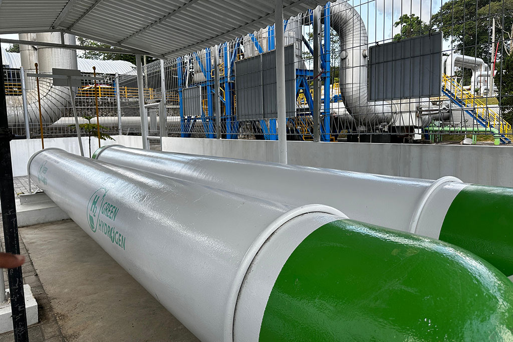 PLTP Kamojang yang memiliki kapasitas daya mencapai 140 MW terintegrasi bersama dengan PLTP Darajat di Kabupaten Garut dan PLTP Gunung Salak di Kabupaten Bogor. PLTP Darajat dan PLTP Gunung Salak masing-masing memiliki total kapasitas terpasang sebesar 55 MW dan 180 MW, sehingga, total kapasitas dalam PLTP Kamojang Power Generation O&M Services Unit (POMU) mencapai sebesar 375 MW. 