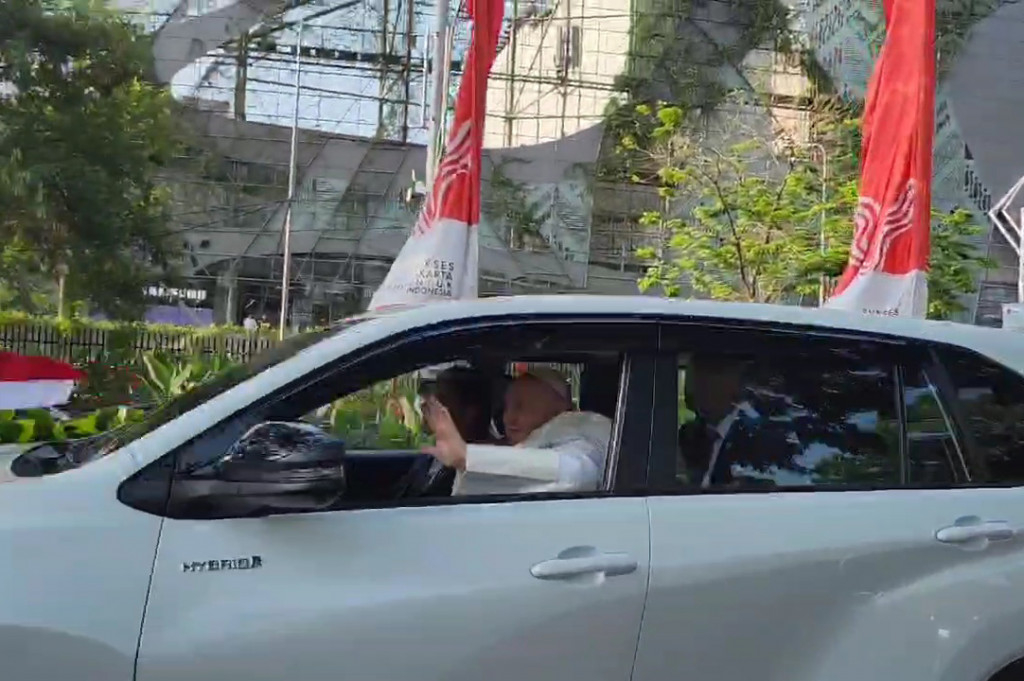 Pantaun Medcom.id, Paus tiba di kawasan SUGBK pada pukul 16.09 WIB. Paus tiba menggunakan mobil Toyota Zenix berwarna putih berplat nomor SCV 1.