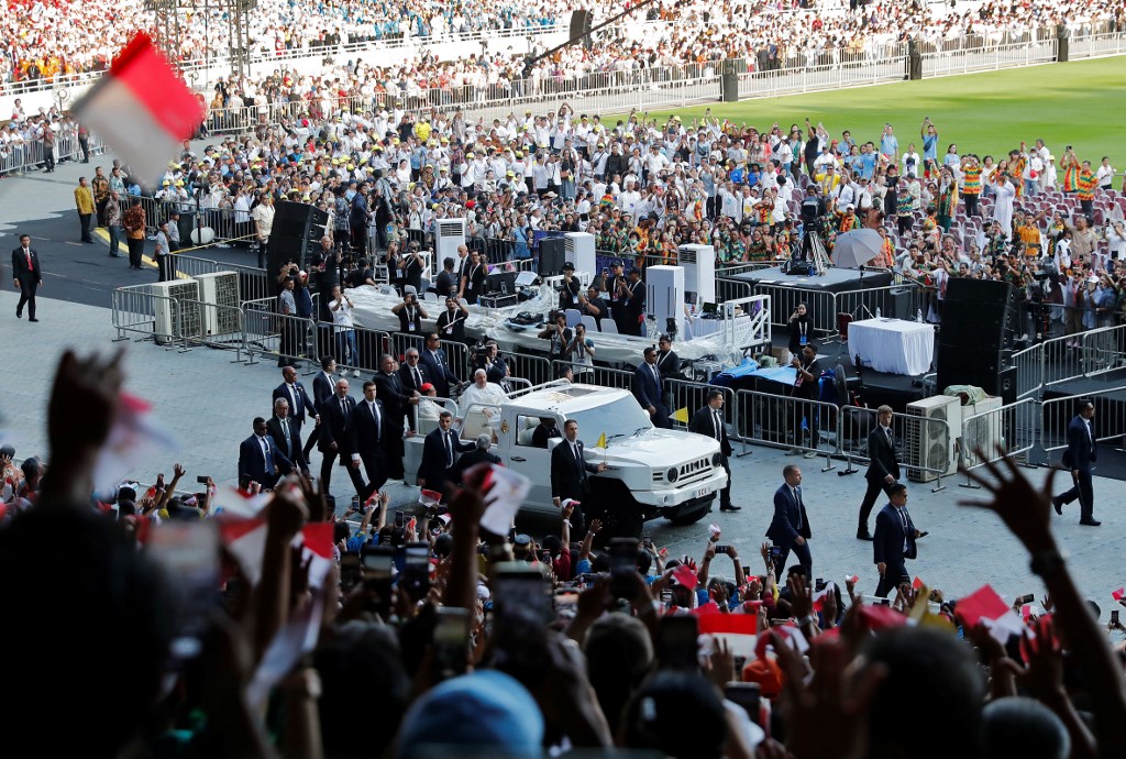 Kehadiran Pemimpin umat Katolik dunia yang juga Kepala Negara Vatikan Paus Fransiskus di kompleks Stadion Utama Gelora Bung Karno (GBK), Jakarta, Kamis, 5 September 2024 sore, disambut meriah oleh sekitar 87.000 umat Katolik yang hadir guna mengikuti ibadah misa.