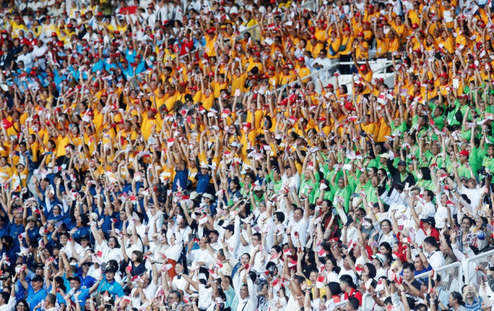 Ketibaan Paus Fransiskus dilanjutkan dengan berkeliling menggunakan mobil Maung MV3 produksi PT Pindad, yang dimodifikasi secara khusus untuk digunakan oleh Paus Fransiskus dalam menyapa para jemaat yang hadir.