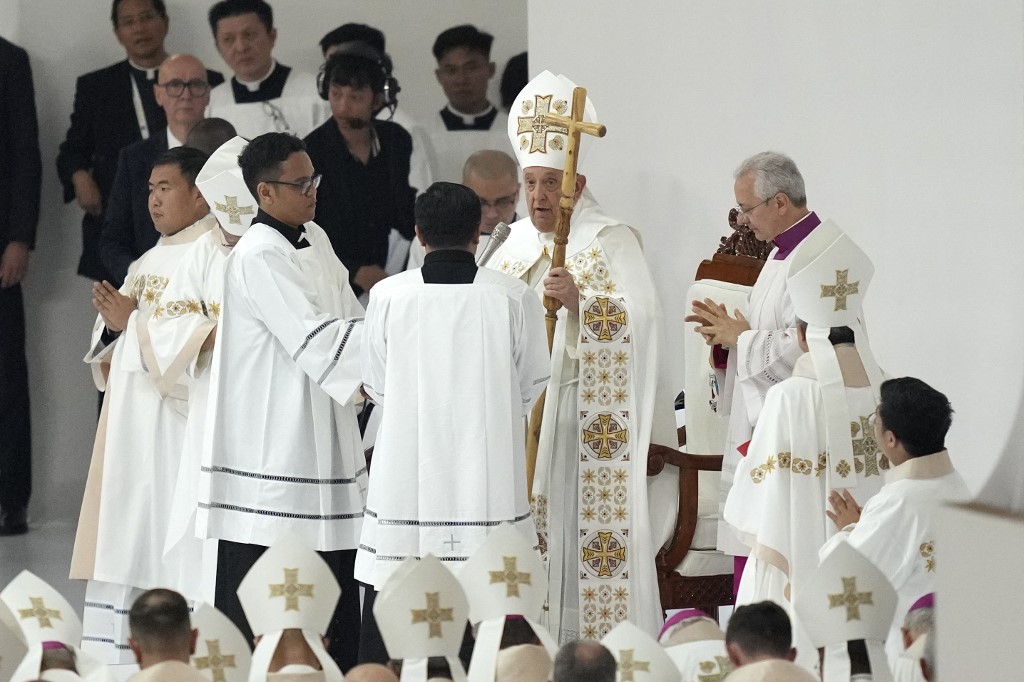 Paus Fransiskus mengajak kepada para umat katolik untuk mengikuti jejak Santa Teresa dari Kalkuta yang senantiasa peduli kepada orang-orang miskin dan memajukan perdamaian serta dialog.