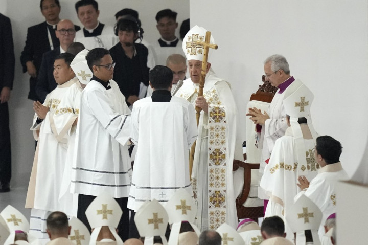 Paus Fransiskus mengajak kepada para umat katolik untuk mengikuti jejak Santa Teresa dari Kalkuta yang senantiasa peduli kepada orang-orang miskin dan memajukan perdamaian serta dialog.