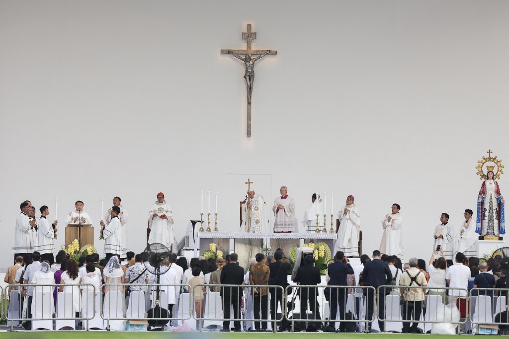 Pemimpin umat Katolik dunia yang juga Kepala Negara Vatikan Paus Fransiskus berpesan kepada umat Katolik di Indonesia untuk tidak lelah dalam membangun peradaban dan perdamaian di Nusantara.