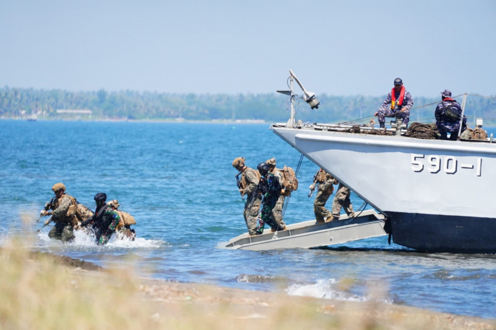 Pendaratan pasukan gabungan multinasional di Pantai Banongan menandai dimulainya Serbuan Operasi Amfibi ke daerah sasaran musuh. Latihan ini merupakan salah satu dari rangkaian latihan puncak Super Garuda Shield 2024 yang digelar di Pantai Banongan, Situbondo, Jawa Timur, Kamis, 5 September 2024.