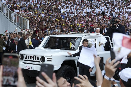 Modifikasi dan fitur yang ditambahkan pada Maung MV3 Pope Mobile yaitu penambahan fitur tangga lipat untuk mengakses panggung yang dilengkapi kursi utama di bagian belakang kendaraan, sunroof pada kabin pengemudi, rear step untuk penjaga Paus, roof protector antisipasi hujan, dan kursi belakang yang dapat dilipat untuk asisten Paus.