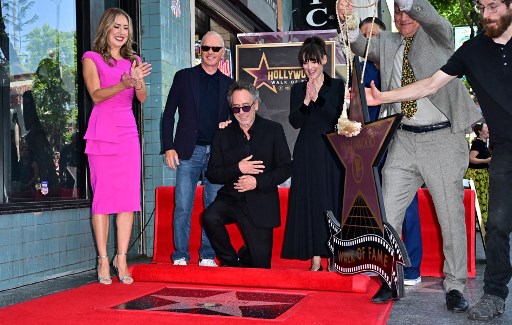 Winona Ryder dan Michael Keaton, yang membintangi film Beetlejuice bergabung dengan Burton di upacara tersebut.