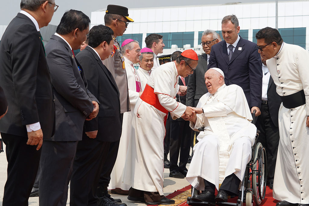 Kemudian turut hadir juga perwakilan Vatikan seperti Uskup Agung Jakarta Kardinal Ignatius Suharyo, Ketua Konferensi Wali Gereja Antonius Subianto Bunyamin, Duta Besar Vatikan untuk Indonesia Uskup Piero Pipoppo, Sekretariat Kedutaan Vatikan Pastur Michael Andrew Pawlowicsz, Ketua Panitia Kunjungan Apostolik Paus Fransiskus ke Indonesia Ignatius Jonan.
