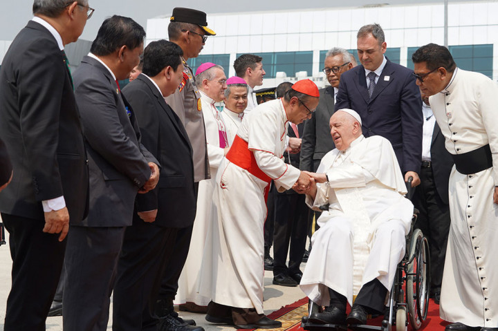 Kemudian turut hadir juga perwakilan Vatikan seperti Uskup Agung Jakarta Kardinal Ignatius Suharyo, Ketua Konferensi Wali Gereja Antonius Subianto Bunyamin, Duta Besar Vatikan untuk Indonesia Uskup Piero Pipoppo, Sekretariat Kedutaan Vatikan Pastur Michael Andrew Pawlowicsz, Ketua Panitia Kunjungan Apostolik Paus Fransiskus ke Indonesia Ignatius Jonan.