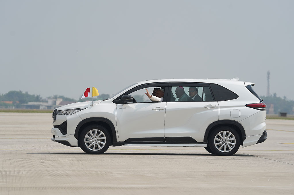 Paus Fransiskus tiba di Terminal VVIP Bandara Internasional Soekarno-Hatta (Soetta) bersama iring-iringan rombongannya sekitar pukul 10.00 WIB dengan pengawalan ketat dari aparat keamanan TNI/Polri.