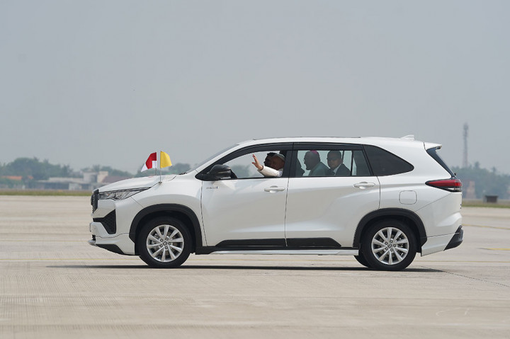 Paus Fransiskus tiba di Terminal VVIP Bandara Internasional Soekarno-Hatta (Soetta) bersama iring-iringan rombongannya sekitar pukul 10.00 WIB dengan pengawalan ketat dari aparat keamanan TNI/Polri.