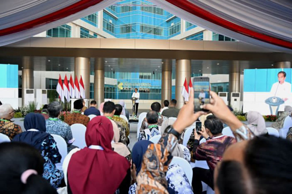 Jokowi menyampaikan tidak ingin masyarakat yang sakit harus pergi ke negara tetangga, seperti Singapura dan Malaysia. Ia pun menilai Gedung RS Kemenkes ini seperti hotel berbintang lima yang pelayanannya baik. Presiden berharap dengan pelayanan seperti hotel, pasien yang sakit bisa cepat sembuh dan bukan malah nyaman karena rumah sakit yang bagus itu.