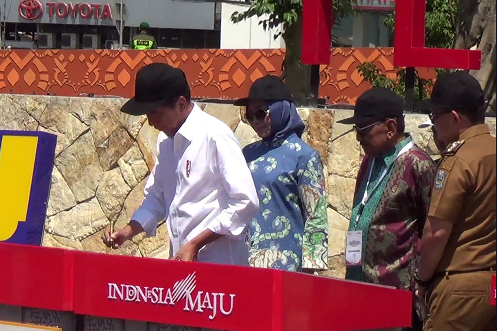 Presiden Joko Widodo (Jokowi) meresmikan Flyover Djuanda di Kabupaten Sidoarjo senilai Rp363 miliar, Jumat, 6 September 2024. Jokowi juga meresmikan sembilan jembatan callender hamilton di 8 kota/kabupaten senilai Rp1,4 triliun, dan 11 ruas jalan daerah sepanjang 66 kilometer senilai Rp379 miliar.