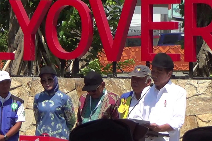 Flyover Djuanda dibangun untuk mengurai kemacetan di jalur Surabaya-Sidoarjo dan sebaliknya. Selain itu juga jalur menuju atau keluar Bandara Juanda.