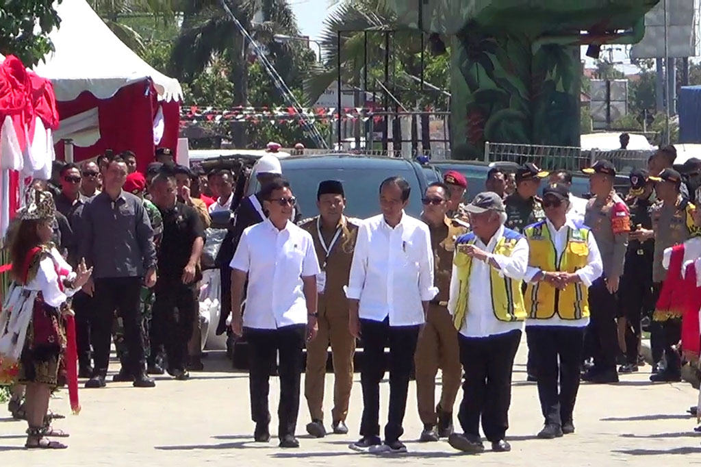 Pada kesempatan itu Jokowi juga meresmikan sembilan jembatan callender hamilton sepanjang 797 meter. Jembatan itu ada delapan kabupaten/kota di wilayah provinsi Jawa Timur. Jembatan meliputi Kota Kediri, Blitar, Jember, serta Kabupaten Tulungagung, Pacitan, Trenggalek, di Bojonegoro, dan Banyuwangi. Pembangunan jembatan itu menelan anggaran negara Rp1,4 triliun.