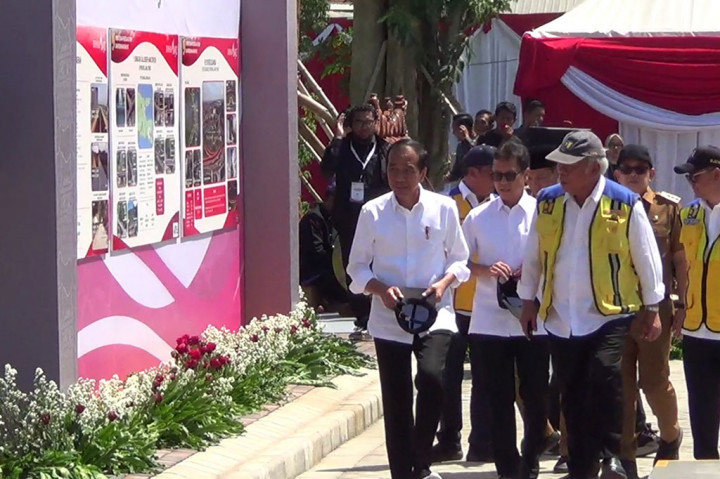 Jokowi juga meresmikan 11 ruas jalan daerah sepanjang 66 kilometer, yang menelan biaya sebesar Rp379 miliar. Jalan daerah ini tersebar di delapan kabupaten/kota di Jawa Timur, yaitu Pamekasan, Sampang, Sumenep, Pasuruan, Jombang, Gresik, Lamongan, dan Sidoarjo.