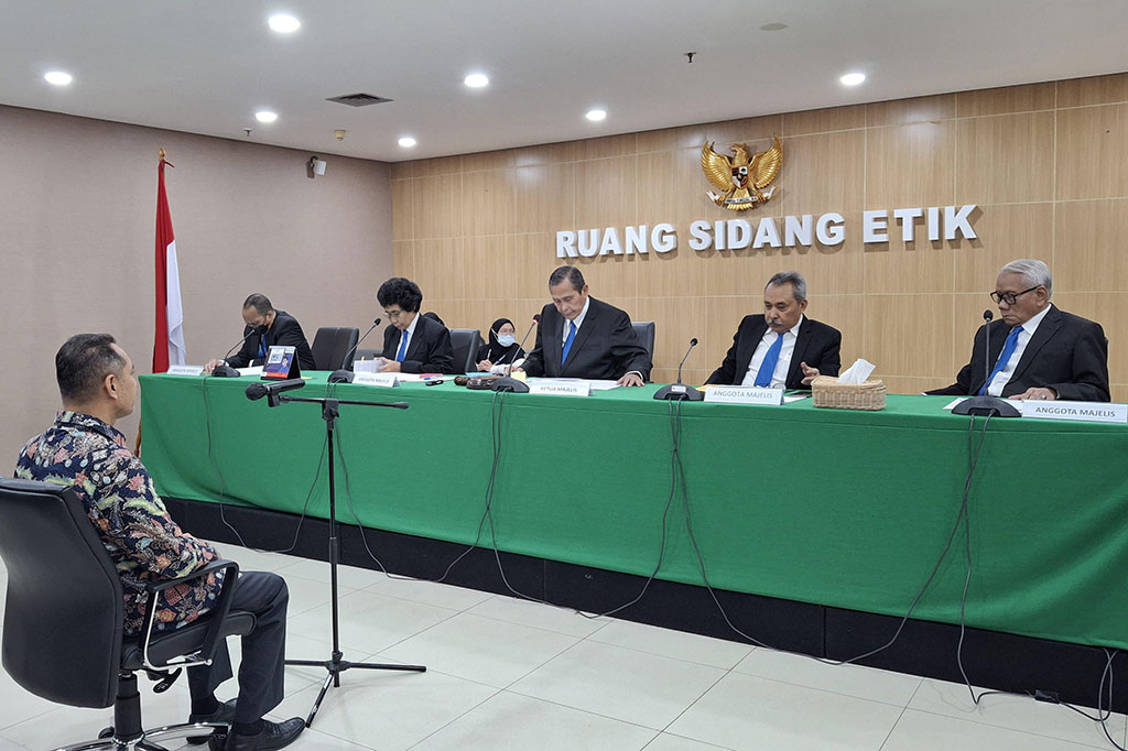 Dewan Pengawas (Dewas) Komisi Pemberantasan Korupsi (KPK) menyatakan Komisioner Nurul Ghufron melakukan pelanggaran etik atas ikut campur proses mutasi pegawai di Kementerian Pertanian (Kementan). Dia diberikan hukuman sedang.