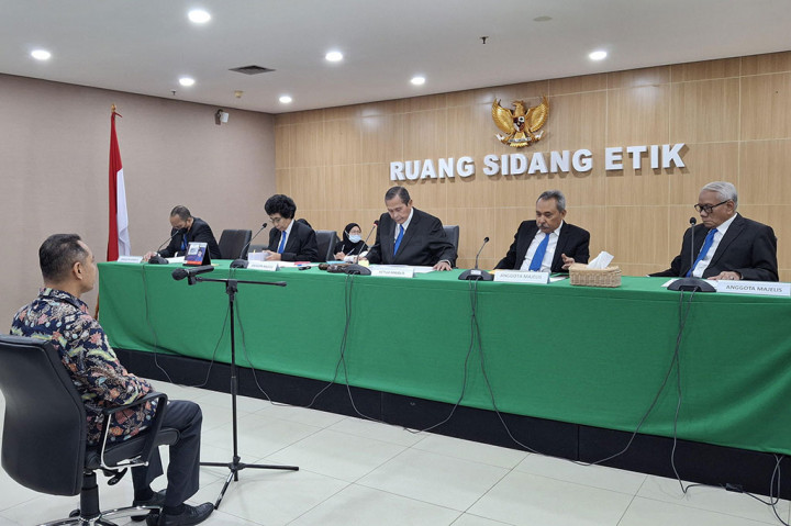 Dewan Pengawas (Dewas) Komisi Pemberantasan Korupsi (KPK) menyatakan Komisioner Nurul Ghufron melakukan pelanggaran etik atas ikut campur proses mutasi pegawai di Kementerian Pertanian (Kementan). Dia diberikan hukuman sedang.