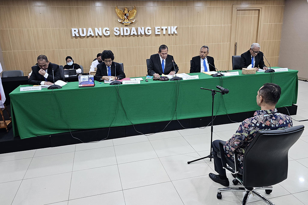 “Menjatuhkan sanksi sedang kepada terperiksa (Ghufron) berupa teguran tertulis,” kata Ketua Majelis Etik Tumpak Hatorangan Panggabean di Kantor Dewas KPK, Jakarta Selatan, Jumat, 6 September 2024.