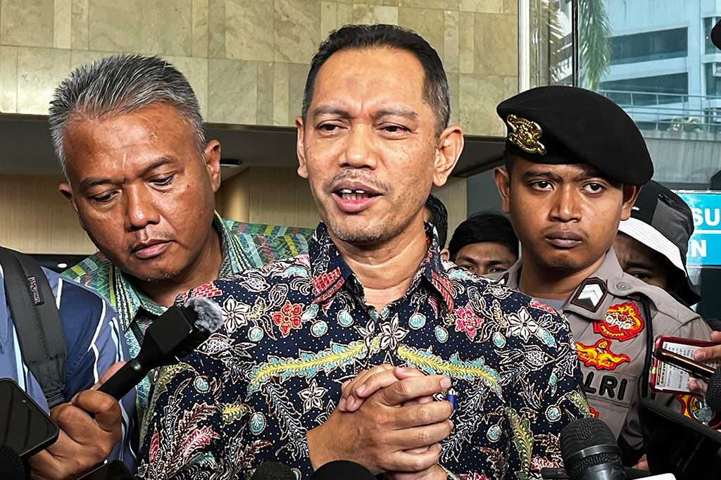 Dewas KPK juga memberikan hukuman potong gaji kepada Ghufron sebesar 20 persen. Keputusan itu berlaku selama enam bulan.