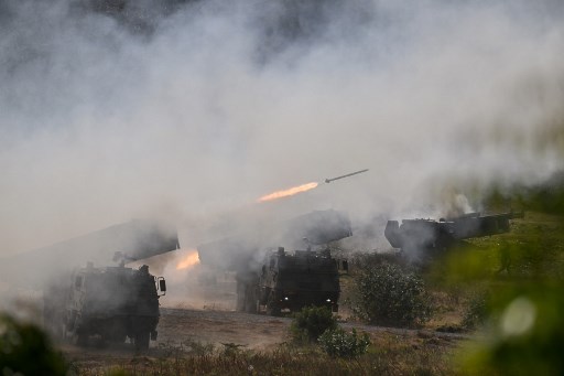 Ada ratusan personel yang terlibat dalam latihan penembakan amunisi tajam terintegrasi ini dan pasukan multinasional gabungan, yakni Tentara Nasional Indonesia, Amerika Serikat, Inggris, Australia, Jepang dan Singapura.