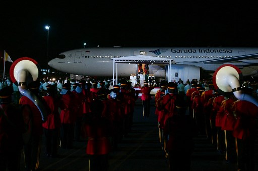 Penghormatan dengan dentuman meriam dan marching band menyambut paus berusia 87 tahun itu di landasan pacu Bandara Port Moresby, saat tiba setelah penerbangan enam jam dari Jakarta, Indonesia. 