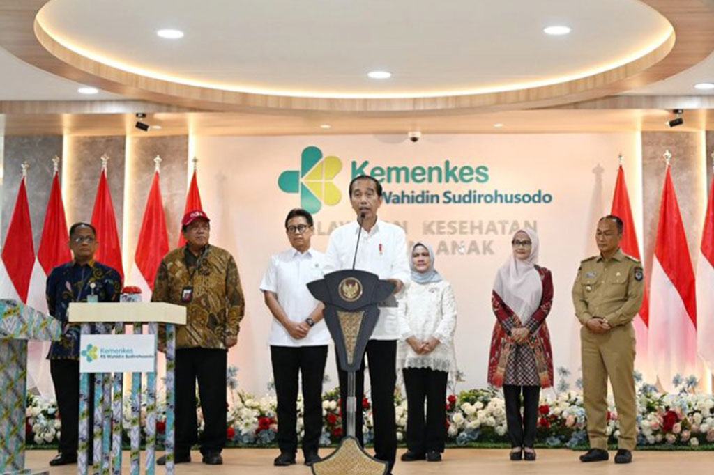 Presiden Joko Widodo berharap hadirnya Rumah Sakit Kementerian Kesehatan (RS Kemenkes) bertaraf internasional di Kota Makassar Ibu Kota Provinsi Sulawesi Selatan mampu menekan pengobatan ke luar negeri.