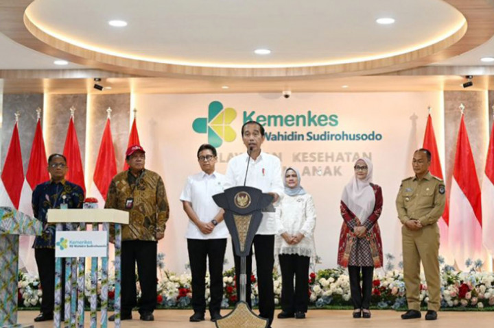 Presiden Joko Widodo berharap hadirnya Rumah Sakit Kementerian Kesehatan (RS Kemenkes) bertaraf internasional di Kota Makassar Ibu Kota Provinsi Sulawesi Selatan mampu menekan pengobatan ke luar negeri.