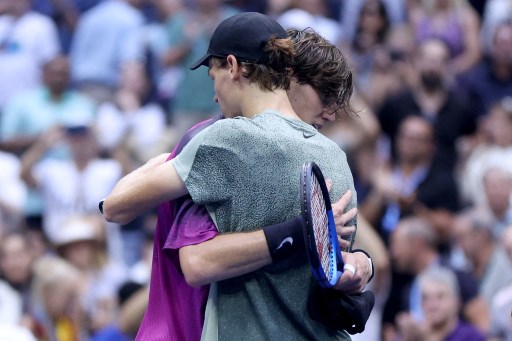 Juara Australian Open Sinner menang atas lawannya dari Inggris dengan skor 7-5, 7-6(7/3), 6-2.