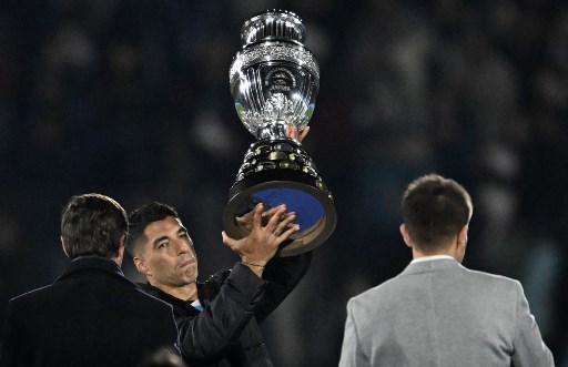 Sepanjang berkarier di tim nasional, Suarez sudah membuat 69 gol dari 142 pertandingan. Dirinya menjadi pemain penting ketika Uruguay menjuarai Copa America 2011.