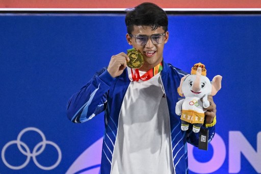 Lifter nasional, Rizki Juniansyah, memecahkan sejumlah rekor saat memenangi medali emas cabang angkat besi kelas 89 kilogram putra Pekan Olahraga Nasional (PON) XXI Aceh-Sumatera Utara 2024.