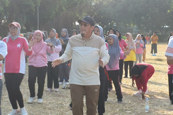 Bakal cawagub Pilkada Jakarta 2024, Suswono, menggelar senam bersama di Lapangan Palapa, Pasar Minggu, Jakarta Selatan. Pada kesempatan itu, dia berjanji kepada masyarakat untuk memperluas ruang hijau di Jakarta.