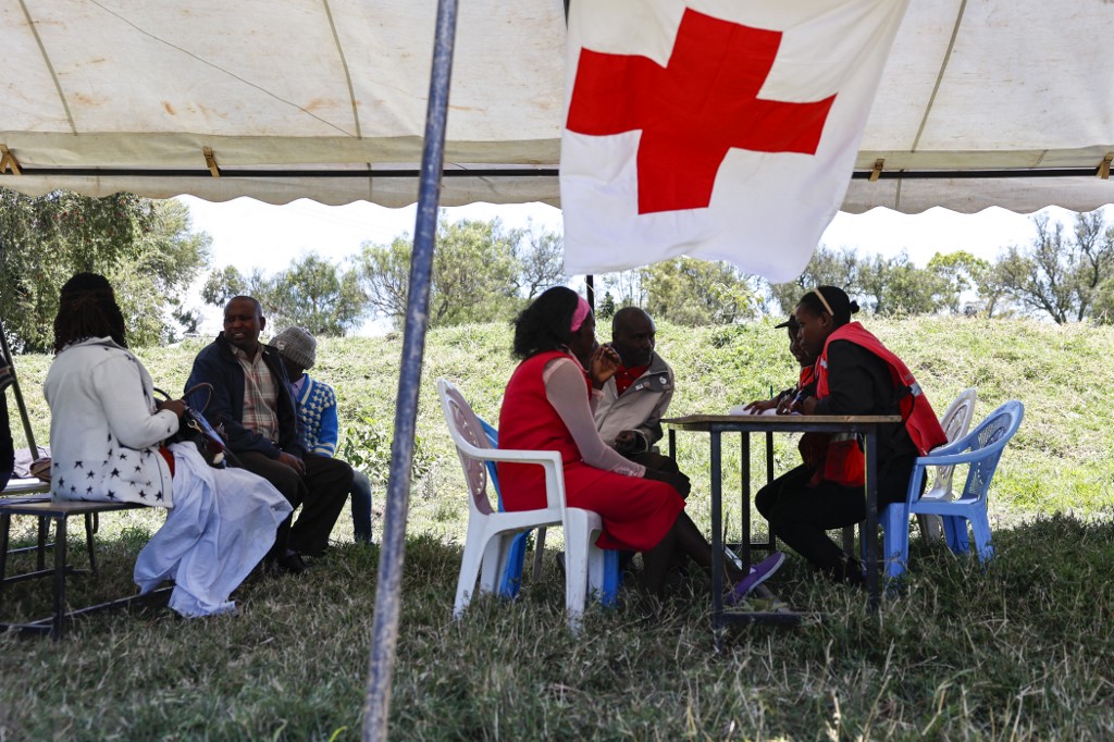 Palang Merah Kenya mengatakan bahwa tim darurat mereka sudah berada di lokasi untuk membantu dalam upaya penyelamatan dan pemulihan.