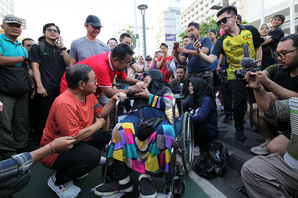 Calon gubernur dan wakil gubernur DKI Jakarta Pramono Anung-Rano Karno menyapa warga saat datang ke CFD di Kawasan Dukuh Atas, Jakarta, Minggu, 8 September 2024.