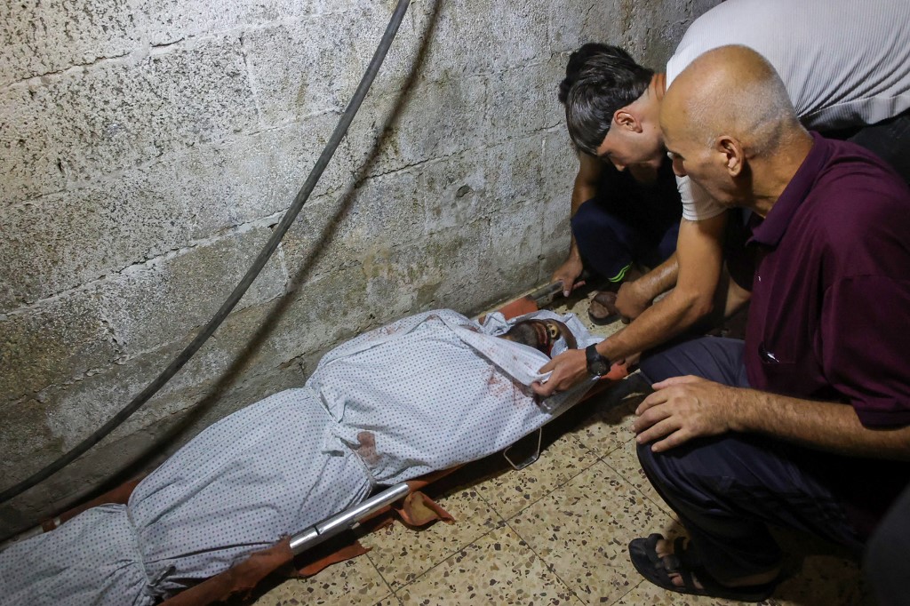 Saksi mata melaporkan bahwa pesawat tempur Israel menargetkan area sholat di dalam sekolah, yang menampung ribuan pengungsi Palestina.