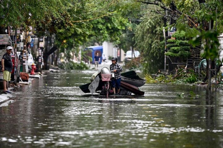 Media pemerintah mengatakan tiga orang tewas di provinsi Quang Ninh utara pada Sabtu, dengan satu lainnya meninggal di Hai Duong, dekat Hanoi. Sekitar 78 orang diperkirakan terluka di wilayah tersebut.