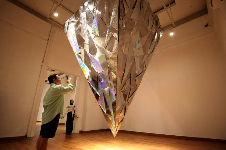 Citra mengatakan bahwa karya-karya yang ditampilkan dalam pameran ini merupakan karya terbaru Lini yang visioner, yang menunjukkan kekuatan eksplorasi sekaligus eksploitasi material, medium, dan teknik.