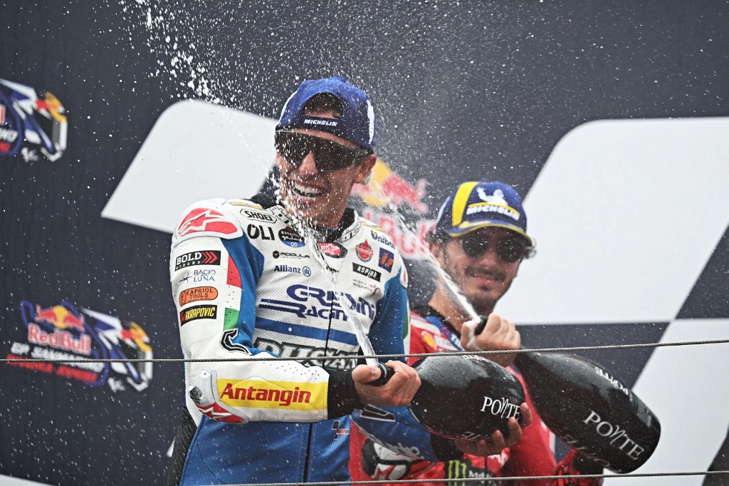 Adapun Marquez berada di depan juara dunia dua kali sekaligus polesitter Francesco Bagnaia (Ducati Lenovo) dan rekan satu timnya, Enea Bastianini, yang masing-masing finis di posisi kedua dan ketiga pada balapan kandang Ducati ini.
