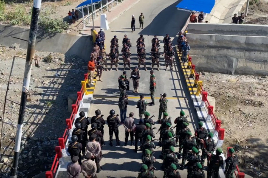 Satgas Pengamanan Perbatasan RI-Timor Leste Sektor Timur, Yonif 742/Swy Bersama Tentara UPF Timor Leste menggelar apel pasukan gabungan, terkait pengamanan kunjungan Paus Fransiscus di Dili, Timor Leste, pada 9 hingga 11 September nanti. Apel Pasukan TNI-Timor Leste ini digelar di PLBN Motaain.