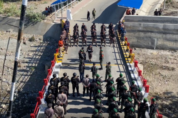 Satgas Pengamanan Perbatasan RI-Timor Leste Sektor Timur, Yonif 742/Swy Bersama Tentara UPF Timor Leste menggelar apel pasukan gabungan, terkait pengamanan kunjungan Paus Fransiscus di Dili, Timor Leste, pada 9 hingga 11 September nanti. Apel Pasukan TNI-Timor Leste ini digelar di PLBN Motaain.