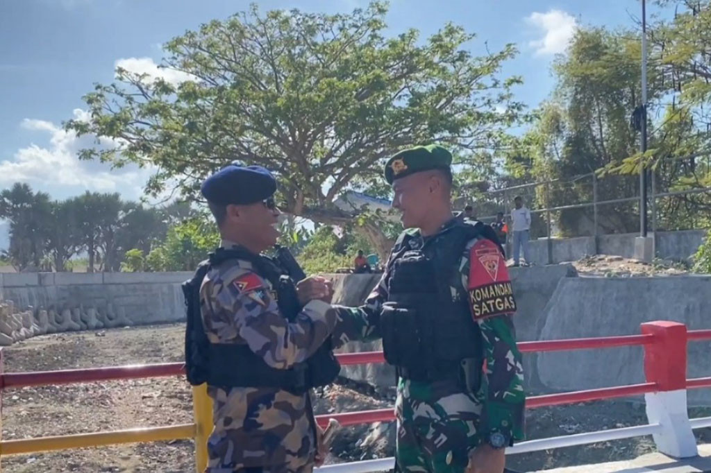 Apel collaborative ini, diikuti oleh 55 orang peserta apel, yang terdiri dari 20 orang personel Satgas Pamtas, yang dipimpin oleh Komandan Satgas Yonif 742/SWY, Letkol Infanteri Trijuang Danarjati, 15 orang anggota Polri, dan 20 orang Tentara UPF Timor-Leste, yang dipimpin oleh, Comandante Superintendente Polisia Euclides Belo.