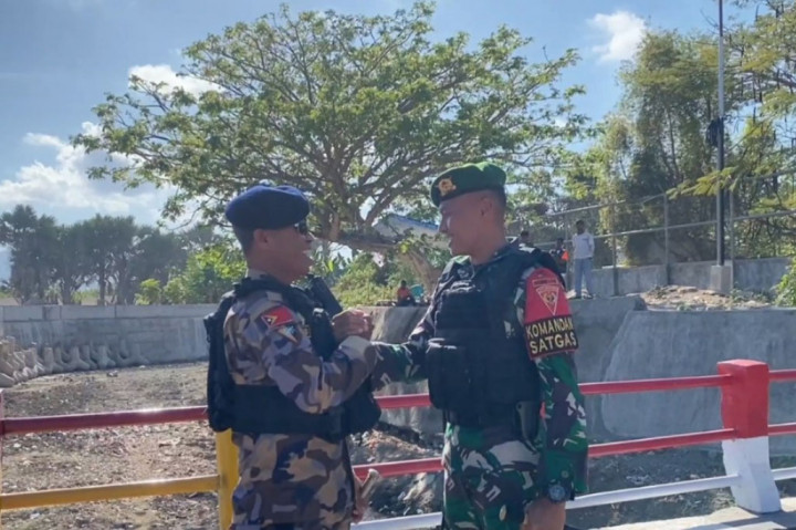 Apel collaborative ini, diikuti oleh 55 orang peserta apel, yang terdiri dari 20 orang personel Satgas Pamtas, yang dipimpin oleh Komandan Satgas Yonif 742/SWY, Letkol Infanteri Trijuang Danarjati, 15 orang anggota Polri, dan 20 orang Tentara UPF Timor-Leste, yang dipimpin oleh, Comandante Superintendente Polisia Euclides Belo.