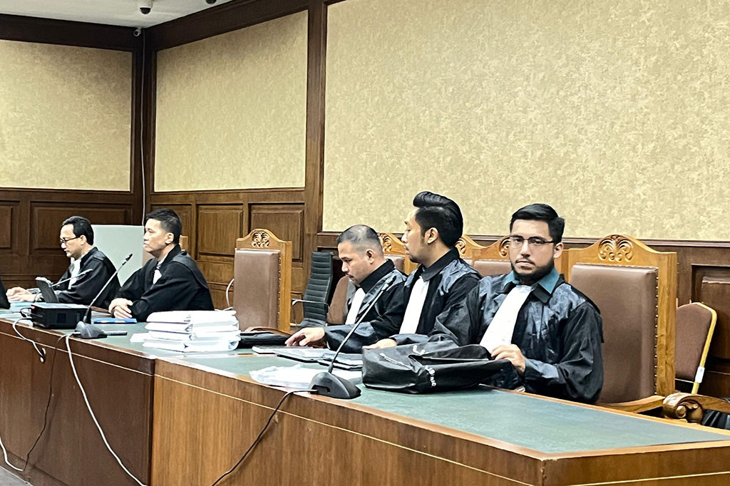 Persidangan dilaksanakan di Pengadilan Negeri (PN) Tipikor Jakarta Pusat. Agenda hari ini ialah pengajuan eksepsi oleh ketiga terdakwa.