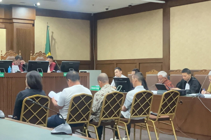 Terdapat tiga laki-laki dan satu perempuan sebagai saksi. Diantaranya, Kurnia Efendi Bong, Liu Asak, Dika Sidik, dan Ayu Lestari Yusman. 